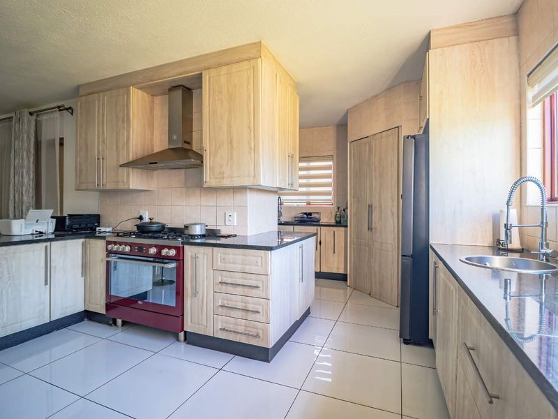 Beautiful family home in secure lifestyle estate - Photo 4