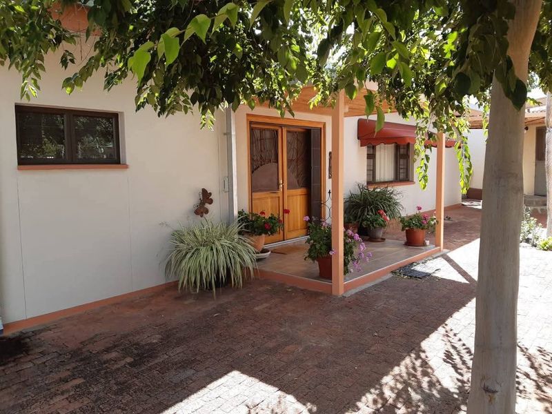 Lovely property with surrounded landscaped gardens and spacious verandas, situated in the outskirts of Omaruru, bordering the Omaruru River. - Photo 3