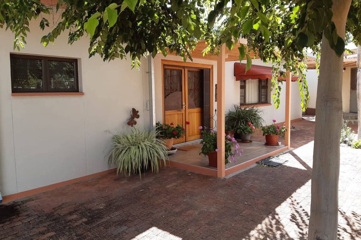 Lovely property with surrounded landscaped gardens and spacious verandas, situated in the outskirts of Omaruru, bordering the Omaruru River. - Photo 3
