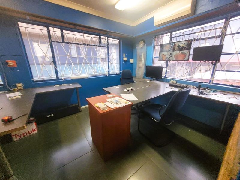 **Versatile Commercial Property -400m2 Warehouse For Sale in Umbilo** - Photo 7