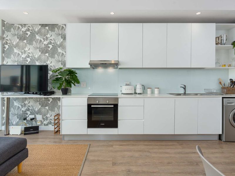 Turnkey 13th Floor Apartment | Skyline Framed by Iconic Table Mountain - Photo 3