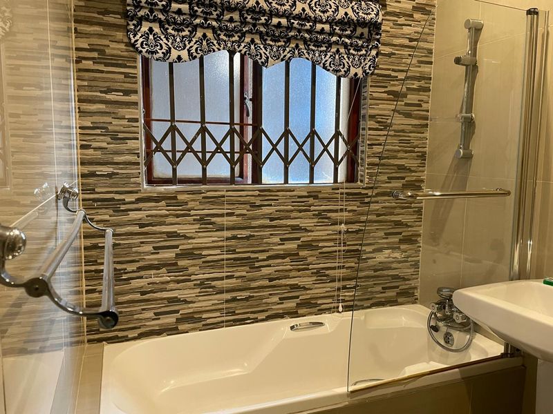 Beautiful 3-Bedroom House For Sale in Forestdale Estate, Douglasdale - Photo 8