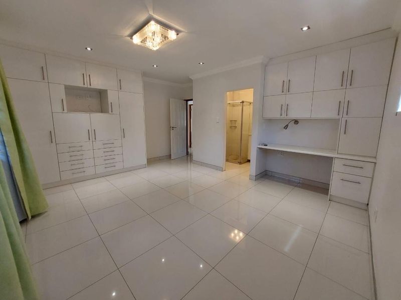 5 Bedroom House TO LET in Suiderhof - Photo 10