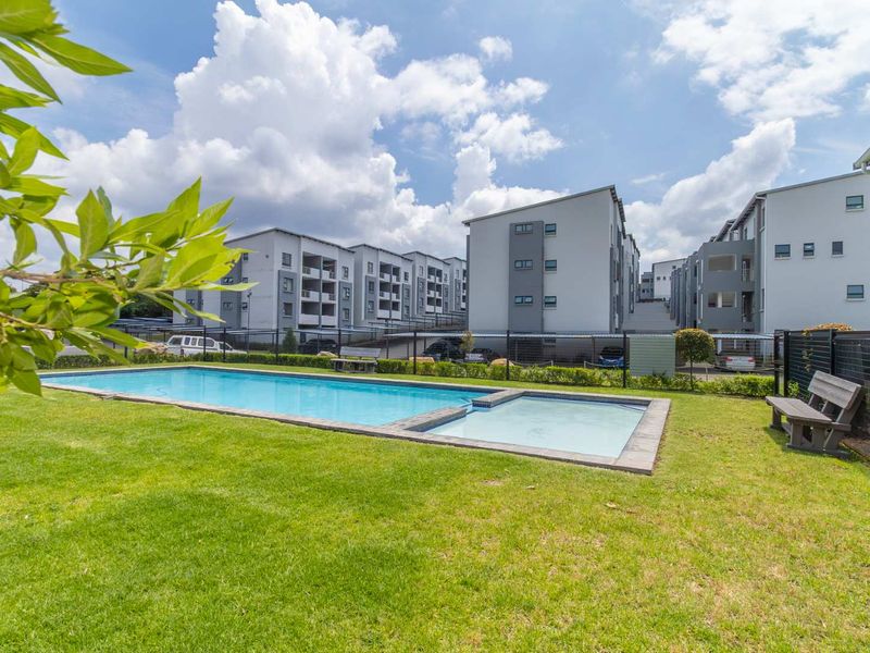 **Charming Two-Bedroom Apartment: Perfect for Investors or First-Time Homebuyers** - Photo 2