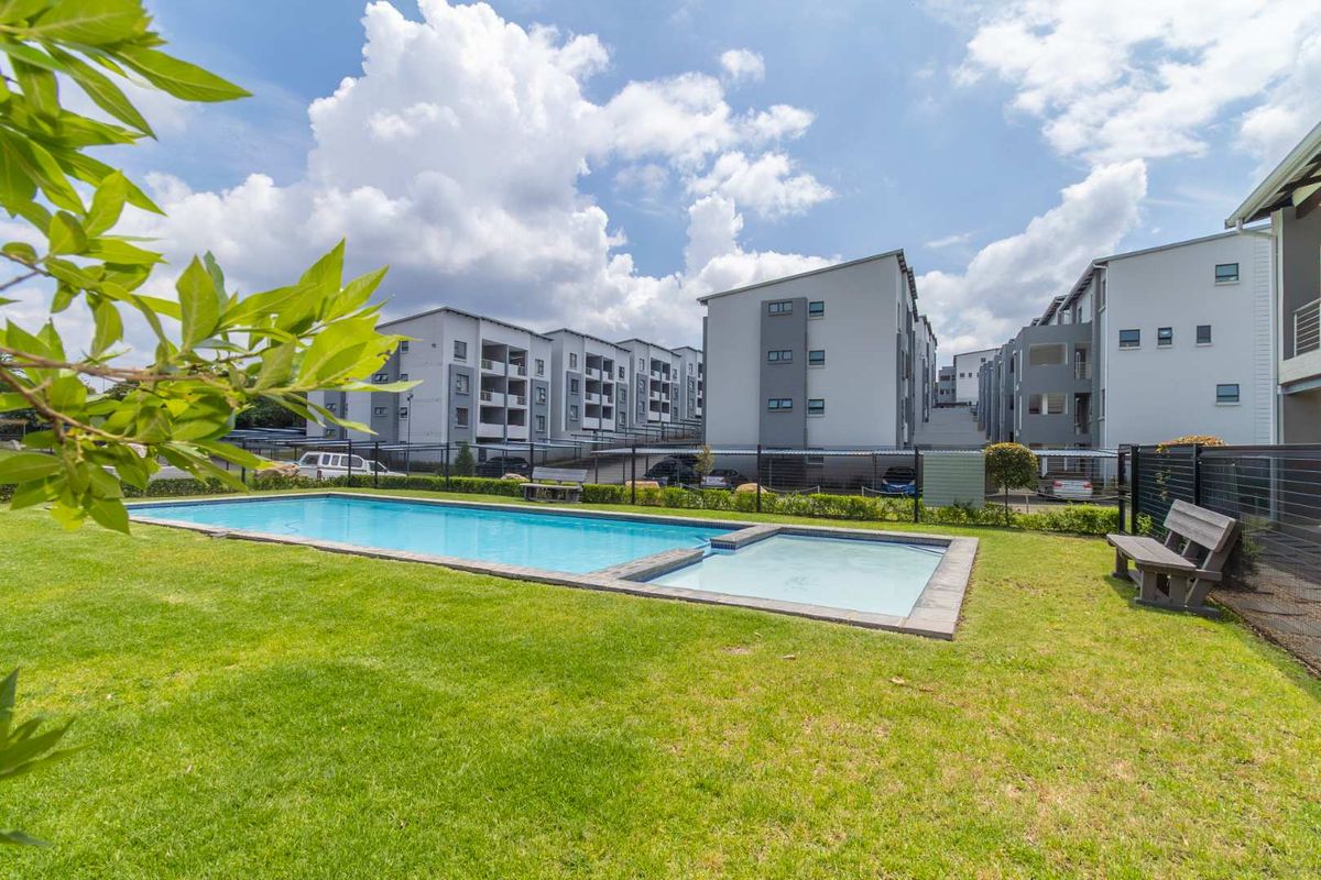 **Charming Two-Bedroom Apartment: Perfect for Investors or First-Time Homebuyers** - Photo 2