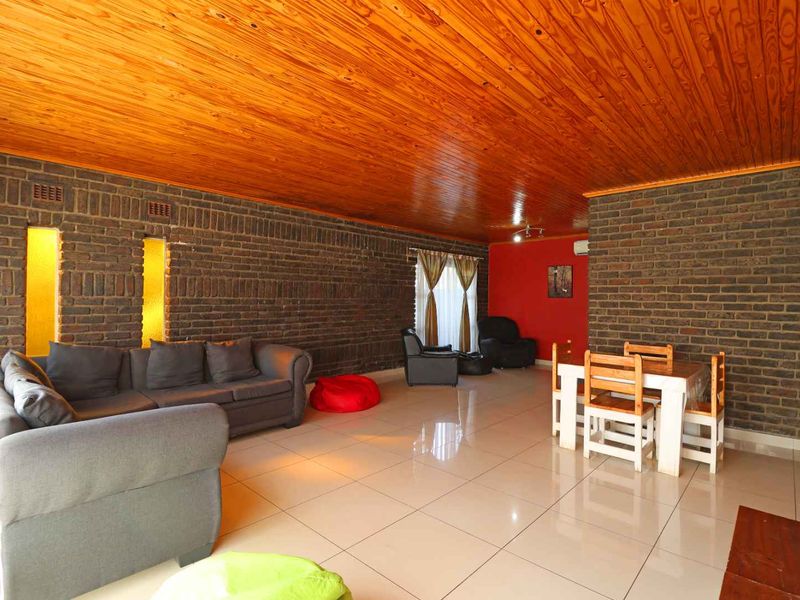 Cozy home with beautiful Entertainment features - Photo 10