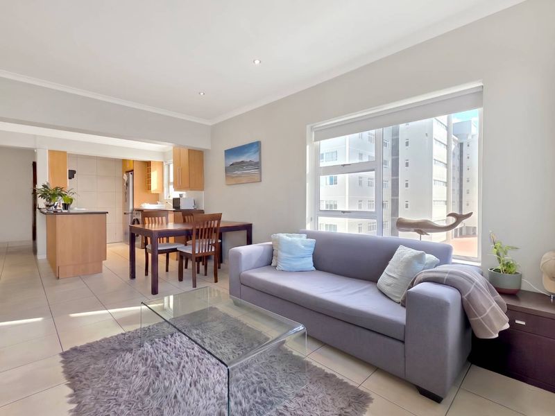 3 Bedroom Apartment with Parking, Steps from the Promenade - Photo 6