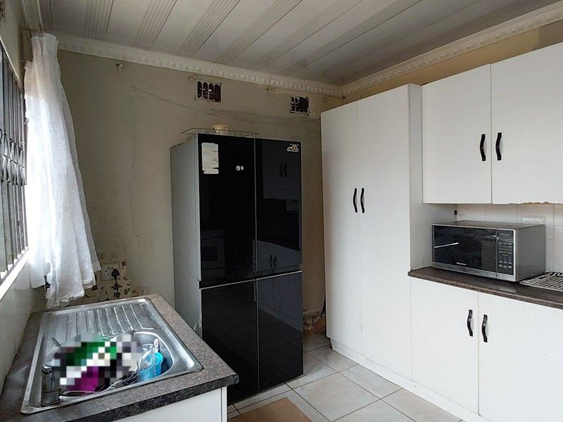 Your Dream Home Awaits Near Palm Springs & Eyethu Mall! - Photo 4