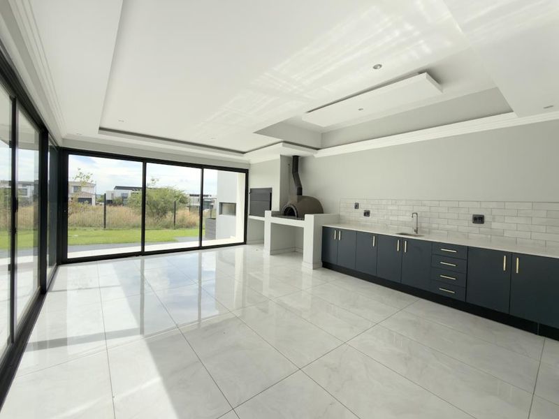Expansive Living with Stunning Views in a Prime Estate Location - Photo 10