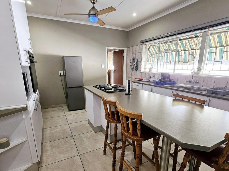 8 Bedroom House For Sale in Pionierspark - Photo 7