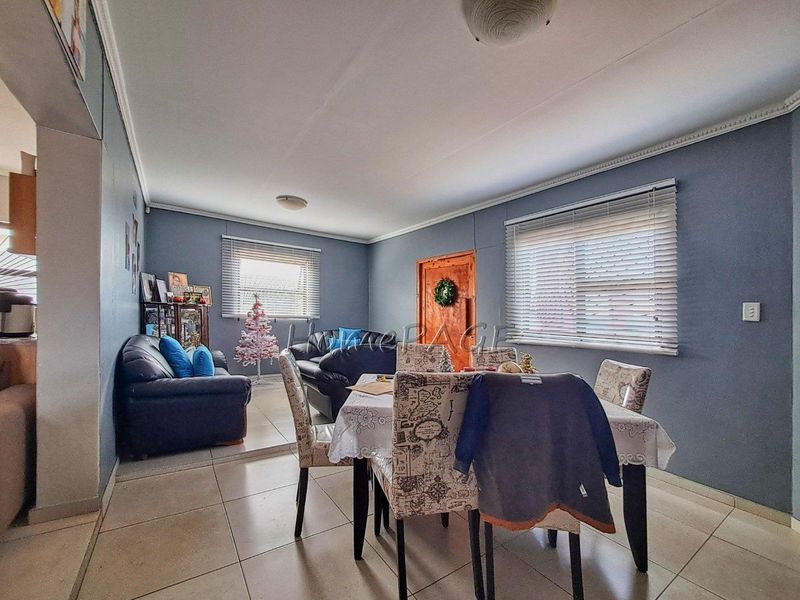 Narraville, Walvis Bay:  4 Bedr home is for sale - Photo 8