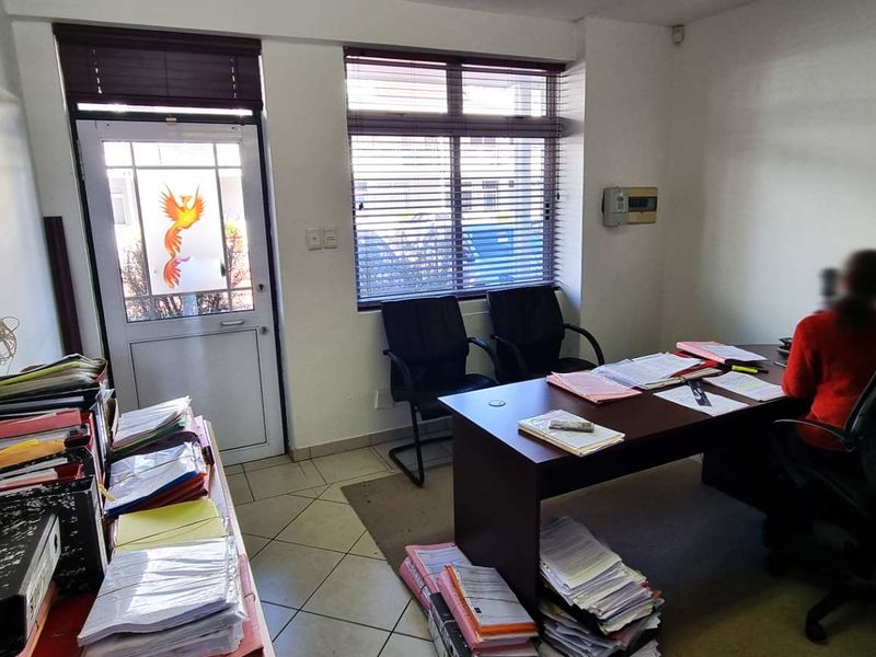 Front Facing Ground Floor Retail Office Unit in Westlake - Photo 7