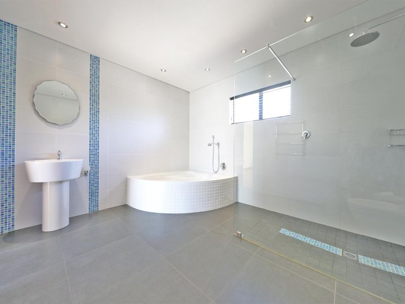 5 Bedroom house in Baronetcy Estate, Plattekloof - Photo 3