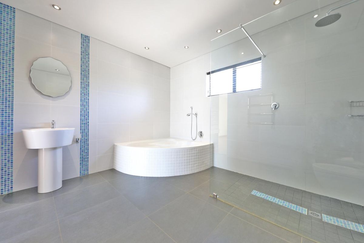 5 Bedroom house in Baronetcy Estate, Plattekloof - Photo 3