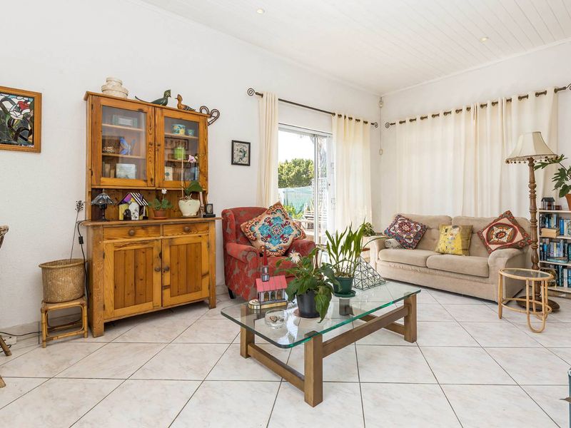 Spacious family home in the heart of Milnerton - Photo 9