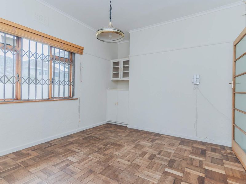 Large 3 bedroomed home on a large 516m2 corner plot, well located in Fish Hoek. - Photo 4