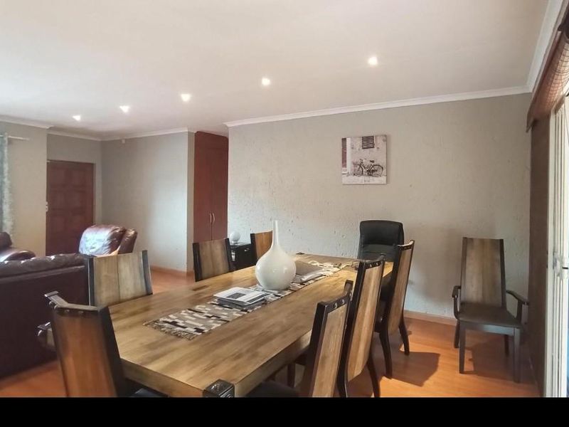 Charming Cluster Home - Photo 5