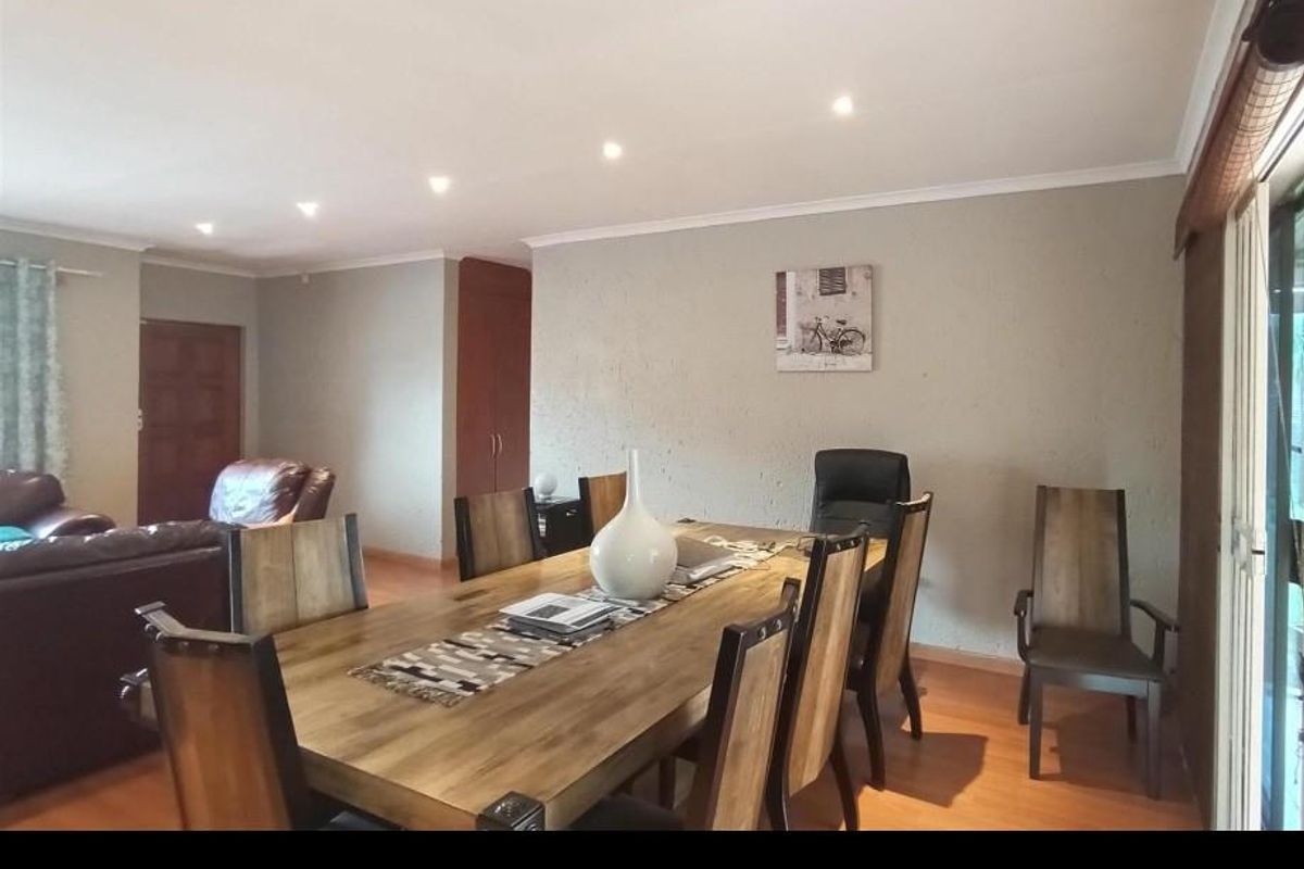 Charming Cluster Home - Photo 5