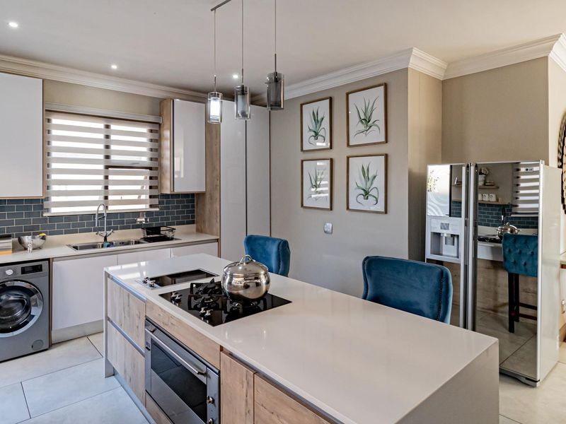 Exquisite Contemporary Home for Sale - Photo 9