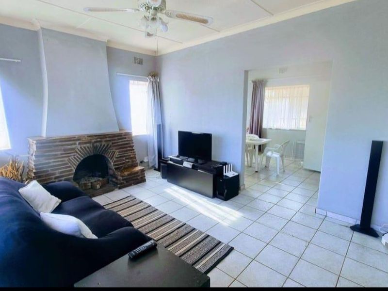 Home in a secure area with flatlet! - Photo 4
