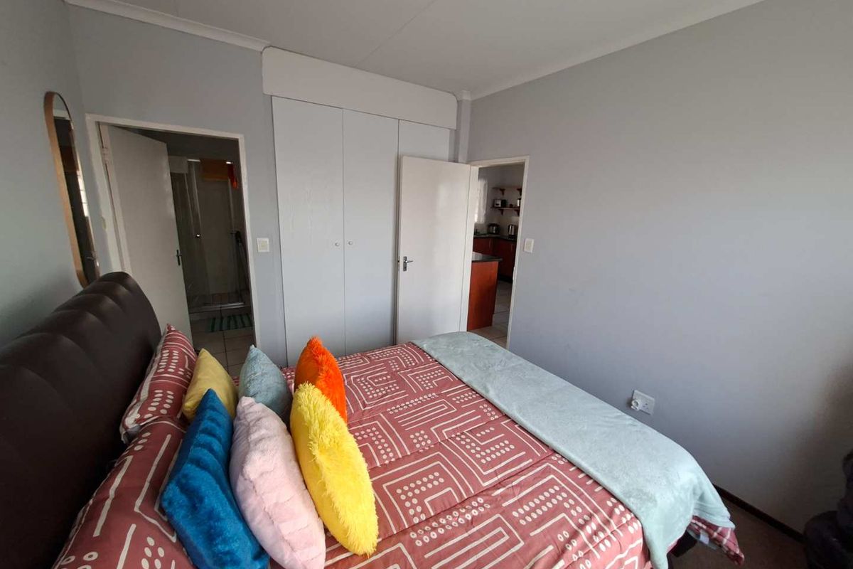 CONTEMPORY LIVING AT ITS BEST - Photo 4
