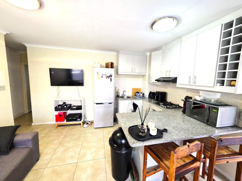 Prime 2-Bedroom Apartment in Bergzicht Plaza – Steps from Stellenbosch University - Photo 3