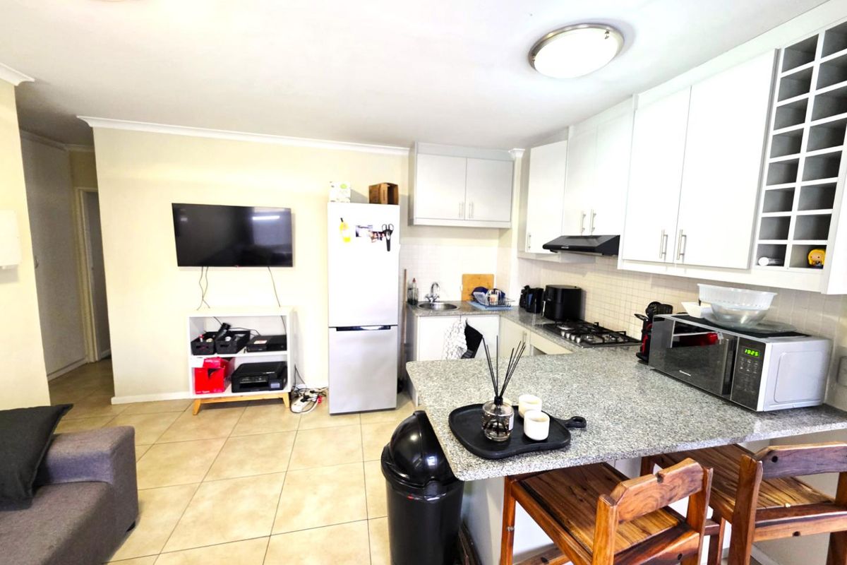 Prime 2-Bedroom Apartment in Bergzicht Plaza – Steps from Stellenbosch University - Photo 3