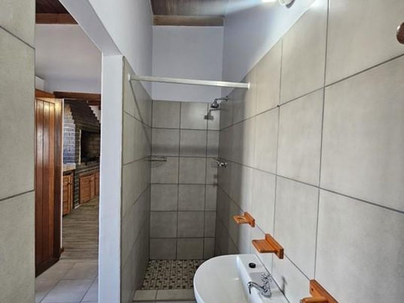 Henties , Central | 6 Bedroom House For Sale - Photo 5