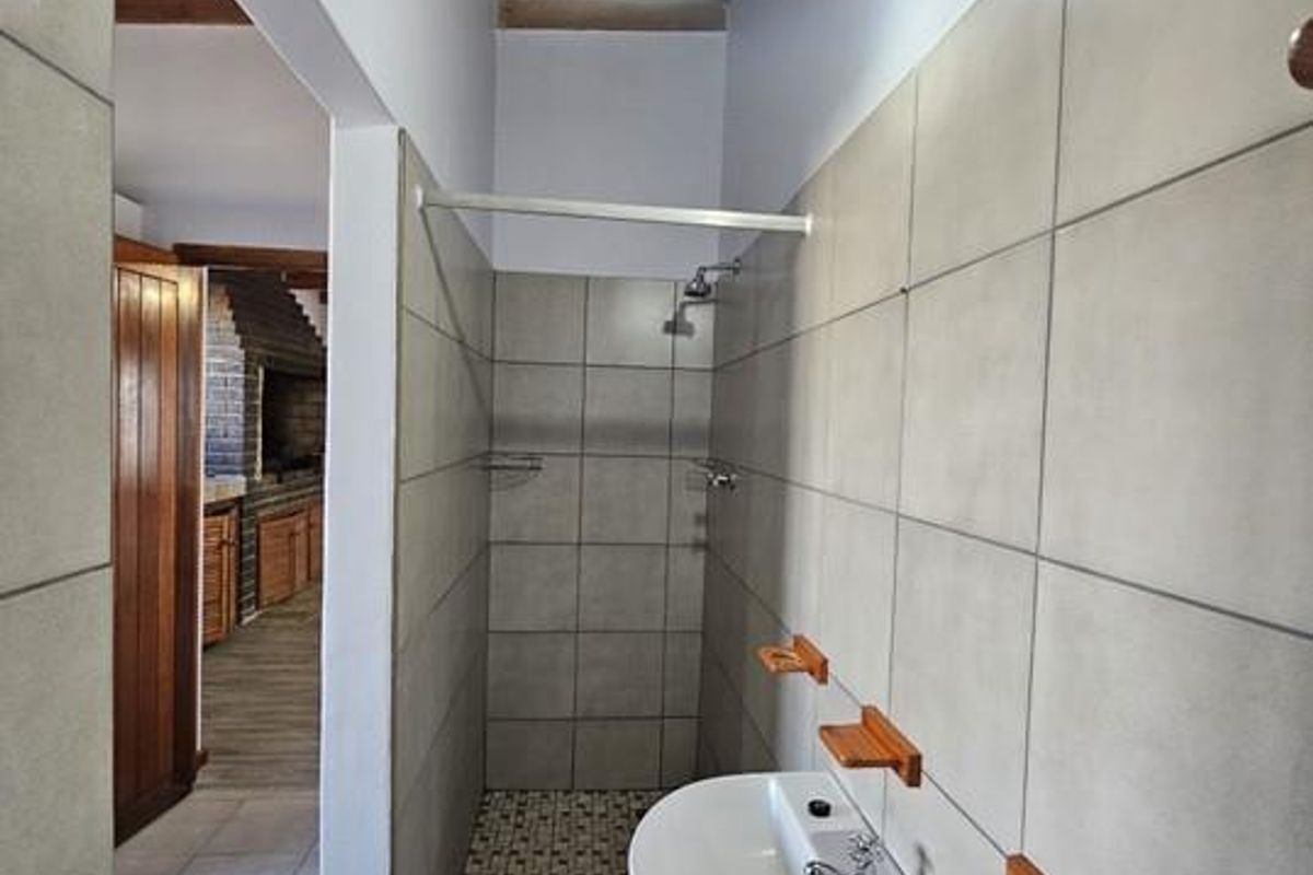 Henties , Central | 6 Bedroom House For Sale - Photo 5