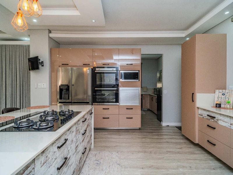 Where Architectural Elegance Meets Uncompromising Luxury - Photo 7