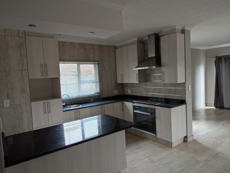 THATCHFIELD HILL - 4 BEDROOM HOUSE WITH STAFF QUARTERS - Photo 7