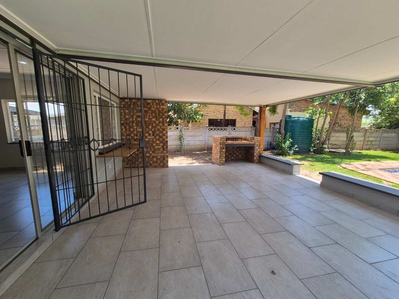 Turnkey Family Home with 2 Income Generating Flats - Perfect Investment - Photo 3