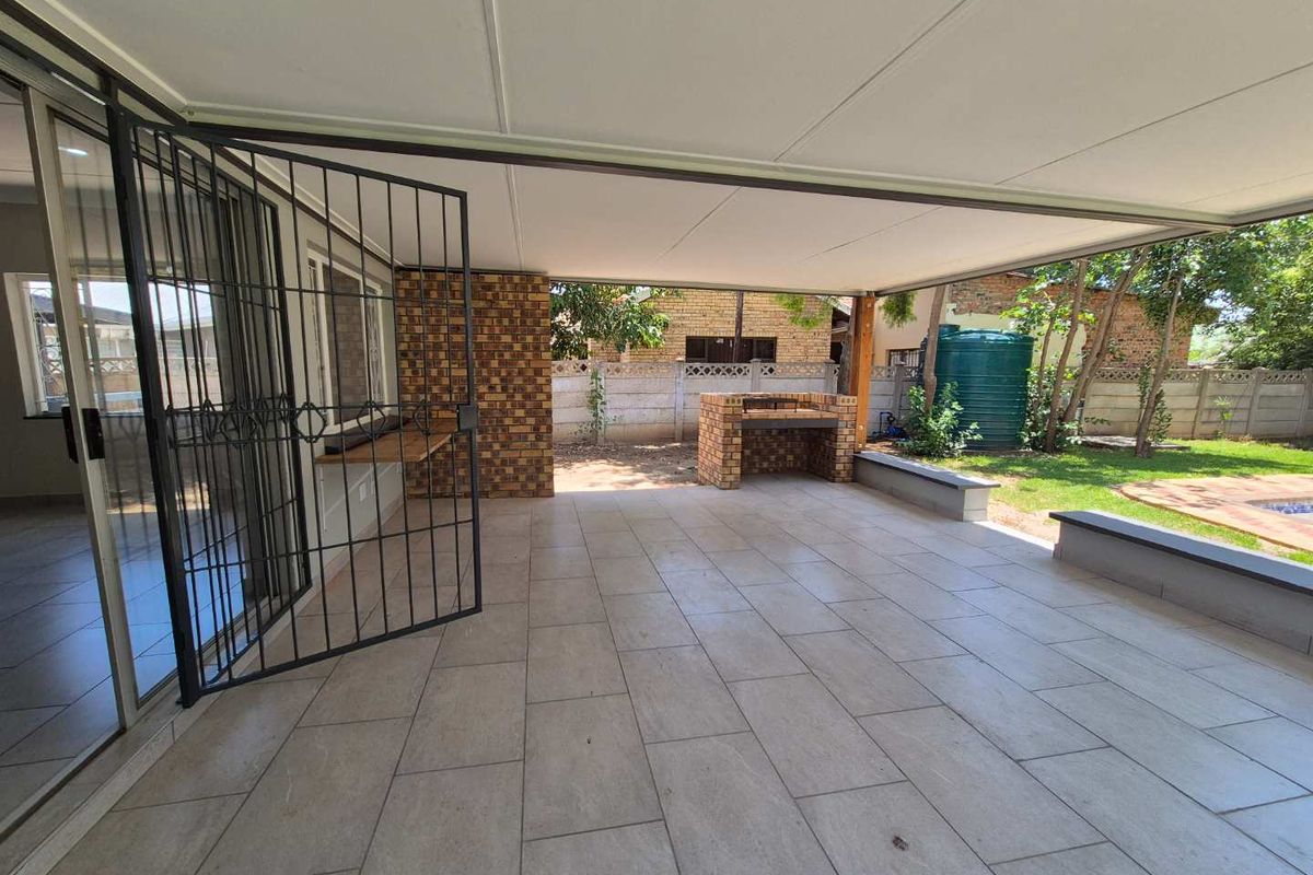 Turnkey Family Home with 2 Income Generating Flats - Perfect Investment - Photo 3