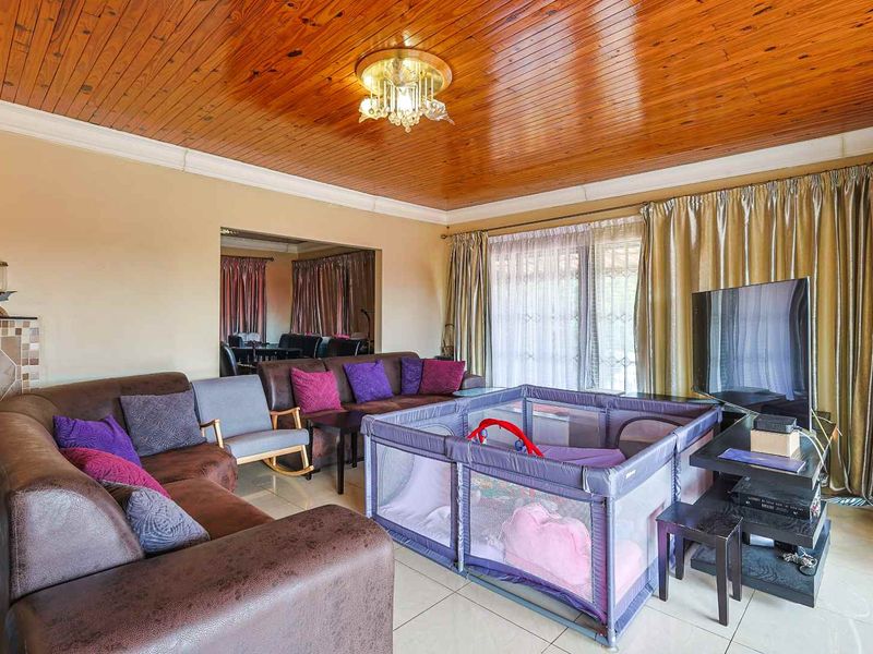 Exceptional Family Living in Waterkloof Ridg - Photo 7