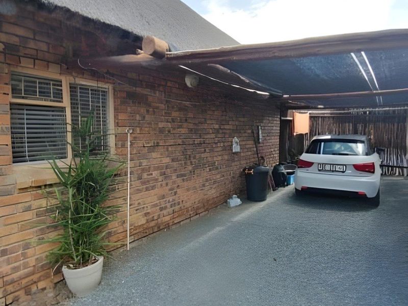 3 Bedroom Home to Rent – Centrally Located with Thatch Roof Charm - Photo 7