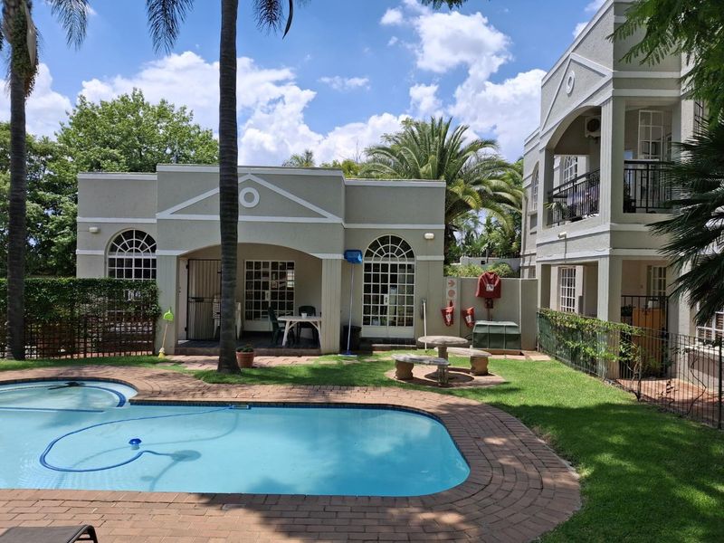 A BEAUTIFUL THREE BEDROOM TOWNHOUSE - Photo 3