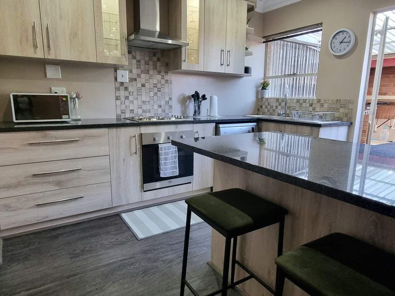 EXQUISITE RENOVATED UNIT! - Photo 9