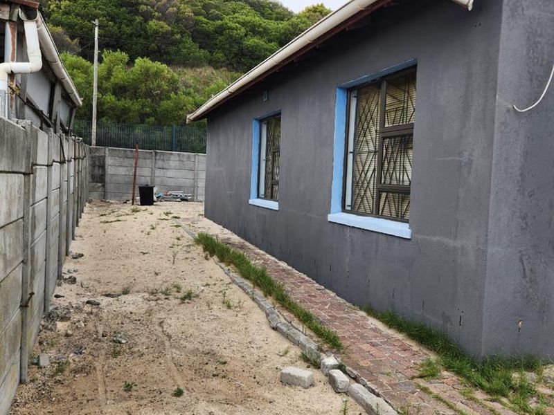Charming Three-Bedroom House for Sale in Ilitha Park, Khayelitsha - Photo 8