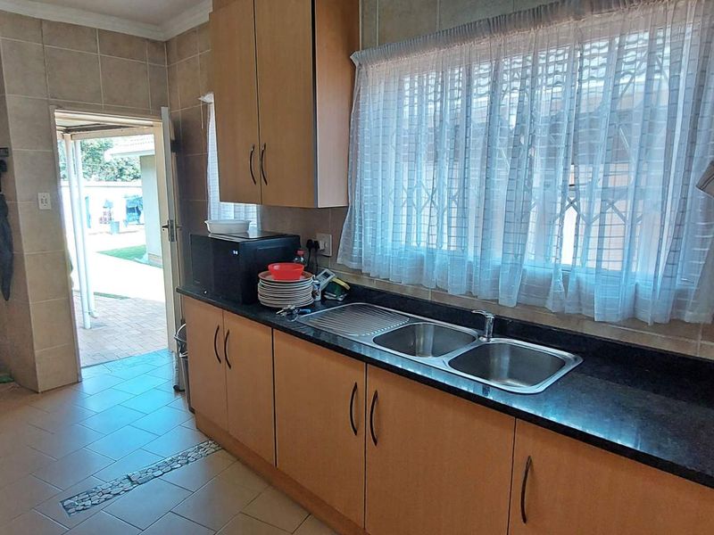 Family home with Flat - Photo 9