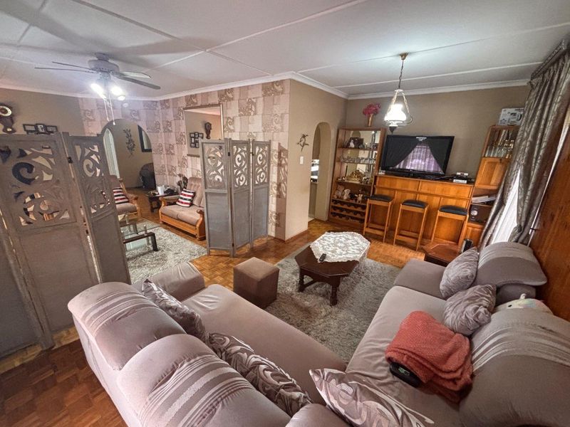 Spacious Family Living with Endless Potential in Sarnia - Photo 6