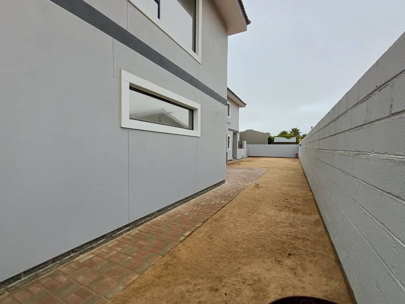 MODERN SPACIOUS 5 BEDROOM HOUSE FOR SALE IN HENTIESBAY - Photo 7