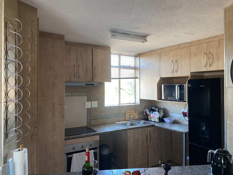 Well Kept Apartment For a Working Couple - Photo 2