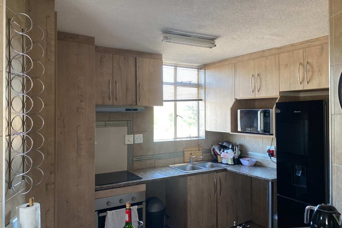 Well Kept Apartment For a Working Couple - Photo 2