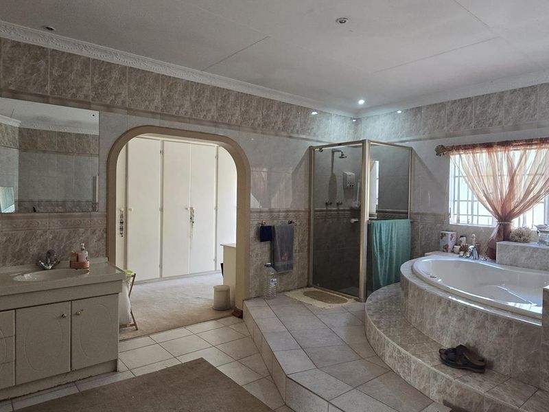 Lovely 6 Bedroom House for Sale in Amandasig - Photo 3
