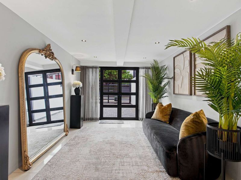 Ultimate Bespoke Family Home in Oranjezicht - Photo 2