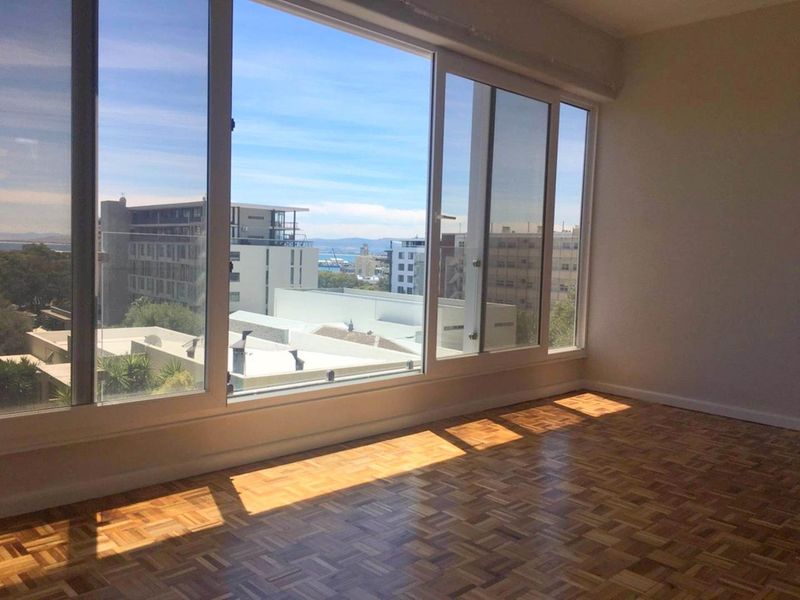 Unfurnished studio with parking bay - Photo 1