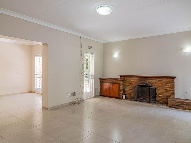 Charming 3 Bedroom Family Home with Study in Sought-After Northcliff - Photo 9