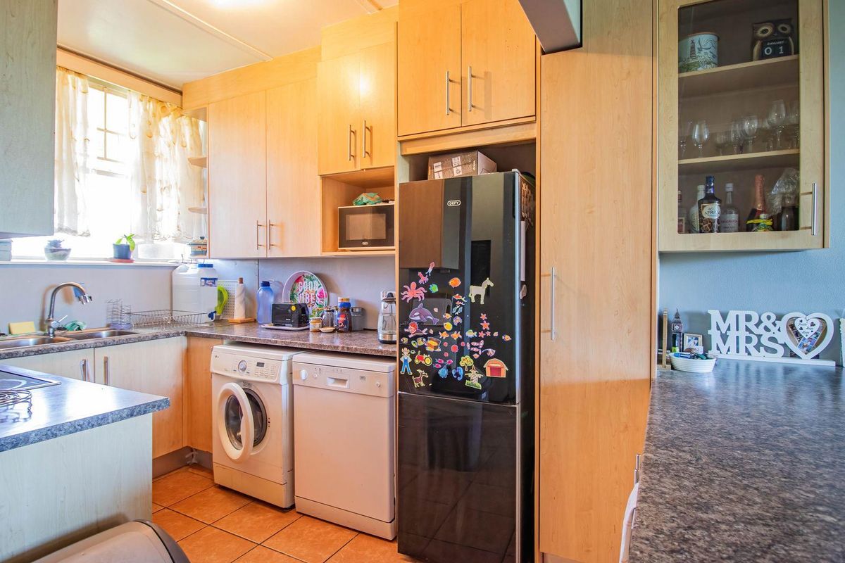 In the suburbs!! - Photo 4