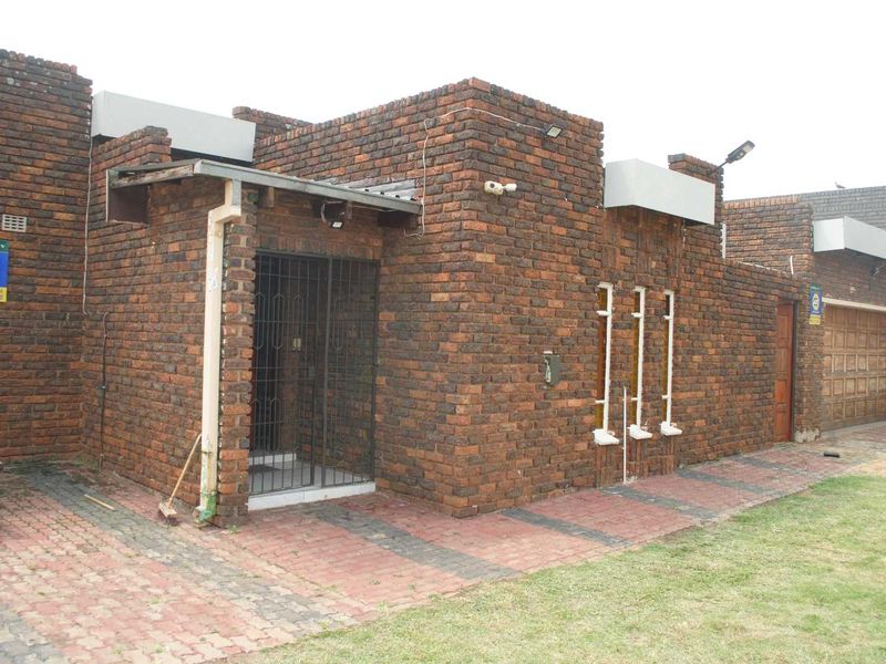 Feast your eyes on this charming facebrick property — a place you’ll be proud to call home. - Photo 2