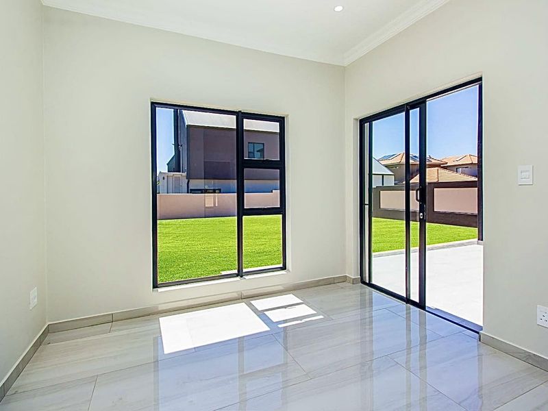 **Luxurious Living at Roodepark Eco Estate** No Transfer Duty. - Photo 8